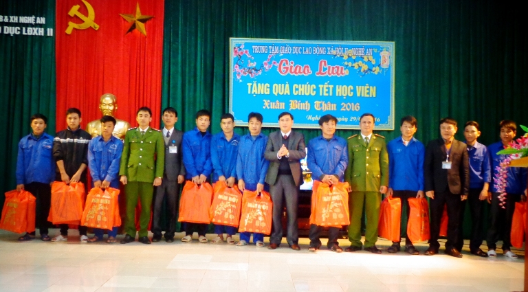 Đại diện Lãnh đạo Công an huyện Tương Dương tặng quà cho các học viên tại Trung tâm. 