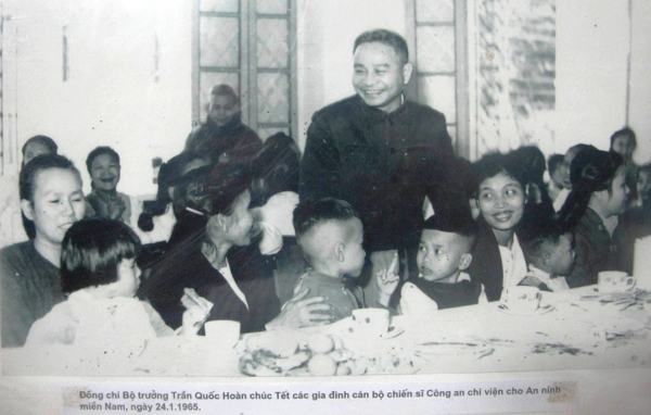Cố Bộ trưởng Trần Quốc Hoàn chúc Tết các gia đình CBCS Công an chi viện cho An ninh miền Nam ngày 24/1/1965 (Ảnh tư liệu)