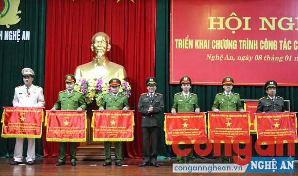 Đồng chí Trung tá Nguyễn Bình Hà, Trưởng Công an TX Hoàng Mai (thứ 2 từ phải sang) đón nhận Cờ thi đua “Vì ANTQ” do Tổng cục Chính trị, Bộ Công an trao tặng