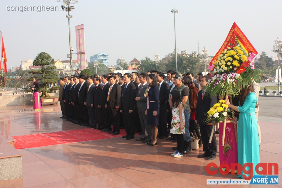 Trước khi diễn ra chương trình gặp mặt, đoàn đại biểu đã làm lễ dâng hoa, báo công với Bác Hồ tại Quảng trường Hồ Chí Minh