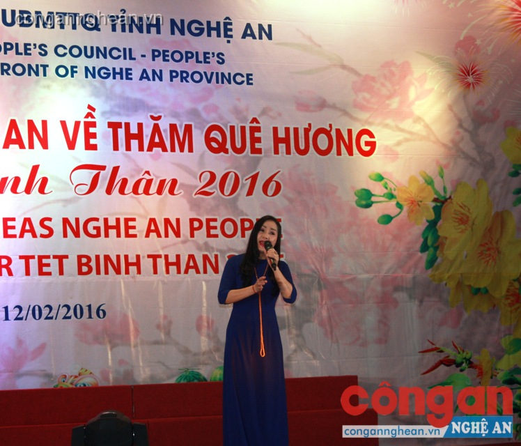 NSND Trịnh Hồng Lựu thể hiện ca khúc 