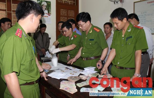 Công an huyện Hưng Nguyên kiểm tra tang vật trong chuyên án triệt xóa đường dây mua bán ma túy liên tỉnh