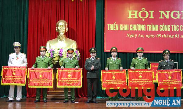 Đồng chí Trung tá Vi Văn Giang, Trưởng Công an huyện Quế Phong (thứ 3 từ trái sang) đón nhận Cờ thi đua “Vì ANTQ” do Tổng cục Chính trị, Bộ Công an trao tặng