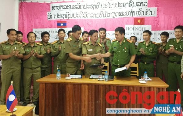 Công an huyện Quế Phong phối hợp chặt chẽ với Công an các huyện của tỉnh Hủa Phăn trong đảm bảo ANTT trên tuyến biên giới Việt - Lào