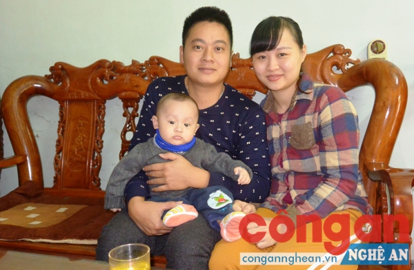Thiếu úy Nguyễn Xuân Tuyển chụp ảnh cùng vợ và con trai út trong đợt nghỉ phép trước Tết Bính Thân 2016
