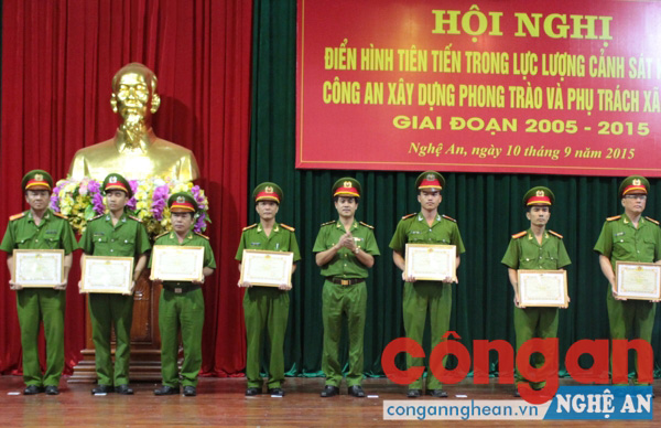 Đồng chí Thượng tá Nguyễn Đức Hải, Phó Giám đốc Công an tỉnh tuyên dương, khen thưởng các cá nhân CSKV, CAXDPT và PTX về ANTT tiêu biểu giai đoạn 2005 - 2015 (tháng 9/2015) - Ảnh: Mai Hậu
