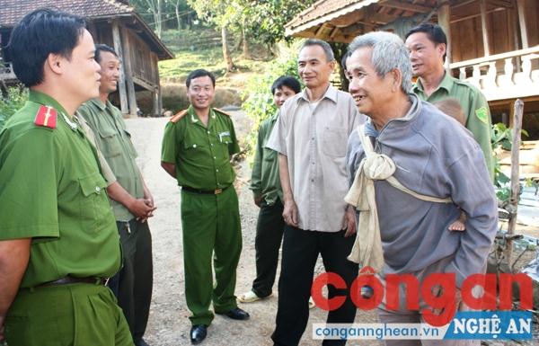 CBCS Đội CA XDPT và PTX về ANTT Công an huyện Kỳ Sơn gặp gỡ người có uy tín tiêu biểu của xã Phà Đánh để nắm bắt tình hình ANTT