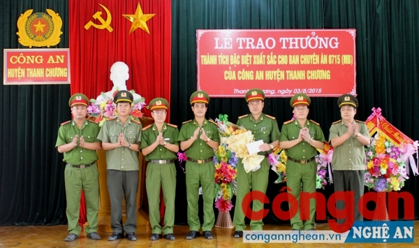 Đồng chí Thượng tá Nguyễn Đức Hải, Phó Giám đốc Công an tỉnh khen thưởng Ban chuyên án 0715MB