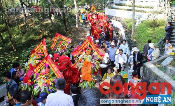 Du khách trẩy hội tham dự lễ cung tiến bánh chưng tri ân thân mẫu Bác Hồ tại khu mộ bà Hoàng Thị Loan