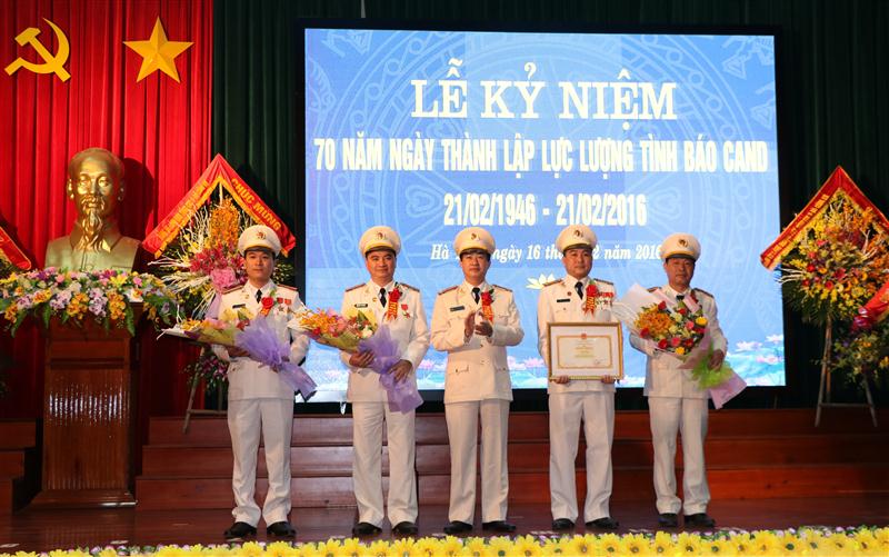 Đại tá Lê Văn Sao - UVBTV Tỉnh ủy - Giám đốc Công an tỉnh trao Bằng khen của Bộ Công an cho tập thể Phòng Tình báo 