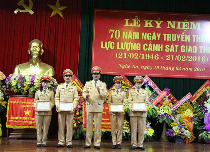 Đồng chí Thiếu tướng Nguyễn Hữu Dánh, Phó cục trưởng Cục CSGT trao thưởng cho các tập thể, cá nhân đạt thành tích xuất sắc