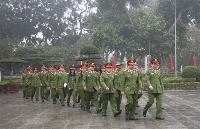 Đồng chí Đại tá Nguyễn Mạnh Hùng, phó giám đốc Công an tỉnh dẫn đầu đoàn đại biểu dâng hương, dâng hoa báo công lên Bác tại khu di tích Kim Liên