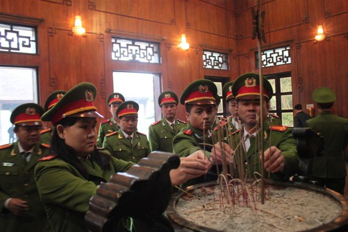 CBCS phòng cảnh sát truy nã tội phạm Công an  tỉnh Nghệ An dâng hoa, dâng hương lên anh linh Chủ tịch Hồ Chí Minh