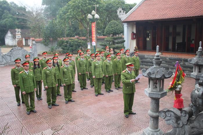 CBCS phòng cảnh sát truy nã tội phạm Công an  tỉnh Nghệ An đã đến dâng hương, dâng hoa tại Nhà cố Bộ trưởng Bộ Công an Trần Quốc Hoàn ở xã Nam Trung, Nam Đàn.