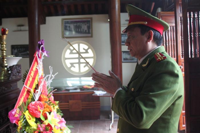 Đồng chí Đại tá Trần Văn Minh trưởng phòng cảnh sát truy nã tội phạm Công an  tỉnh Nghệ An dâng hương tưởng nhớ công lao của cố Bộ trưởng Trần Quốc Hoàn