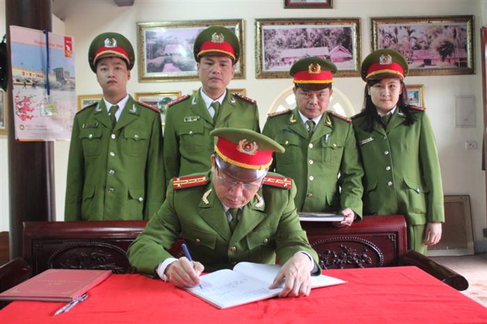 Đoàn CBCS phòng cảnh sát truy nã tội phạm Công an  tỉnh Nghệ An ghi số vàng lưu niệm