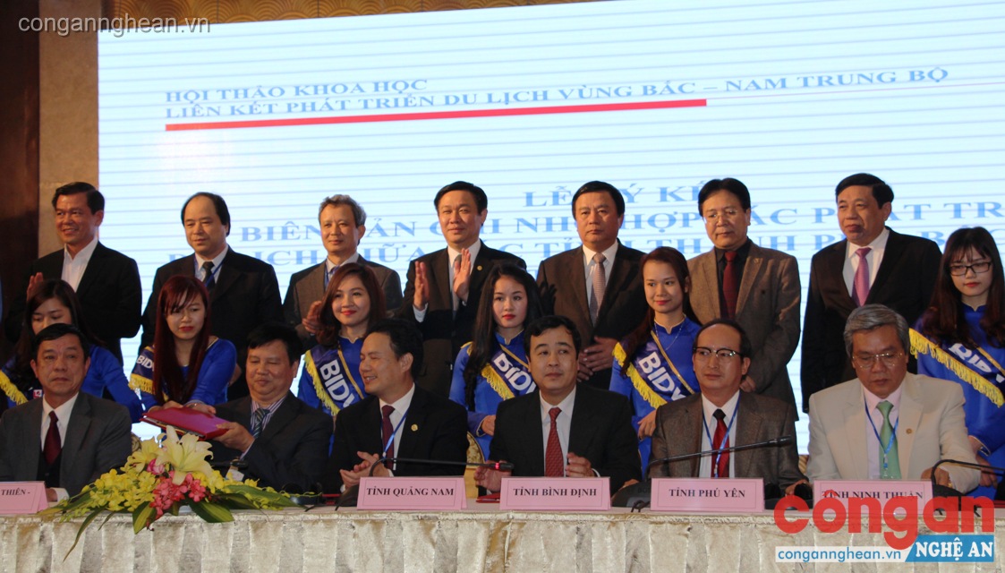 Dưới sự chứng kiến của lãnh đạo trung ương, 14 tỉnh, thành trong vùng Bắc- Nam Trung Bộ ký kết ghi nhớ tại hội thảo