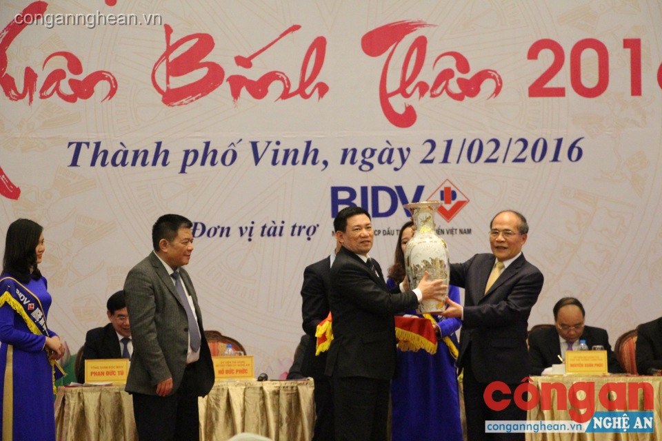 Đồng chí Hồ Đức Phớc Bí thư Tỉnh ủy và ông Trần Bắc Hà - Chủ tịch BIDV tặng quà và lưu niệm cho Chủ tịch Quốc hội Nguyễn Sinh Hùng