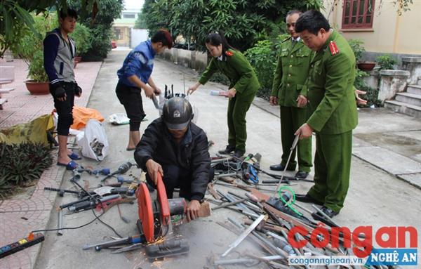 Công an huyện Diễn Châu tiêu hủy số lượng lớn vũ khí, vật liệu nổ