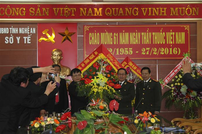Đại tá Nguyễn Tiến Dần – Phó Giám đốc Công an tỉnh Nghệ An tặng hoa chúc mừng Sở Y tế Nghệ An