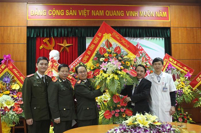 Đồng chí Đại tá Nguyễn Tiến Dần – Phó Giám đốc Công an tỉnh Nghệ An tặng hoa chúc mừng Bệnh viện hữu nghị Đa khoa Nghệ An