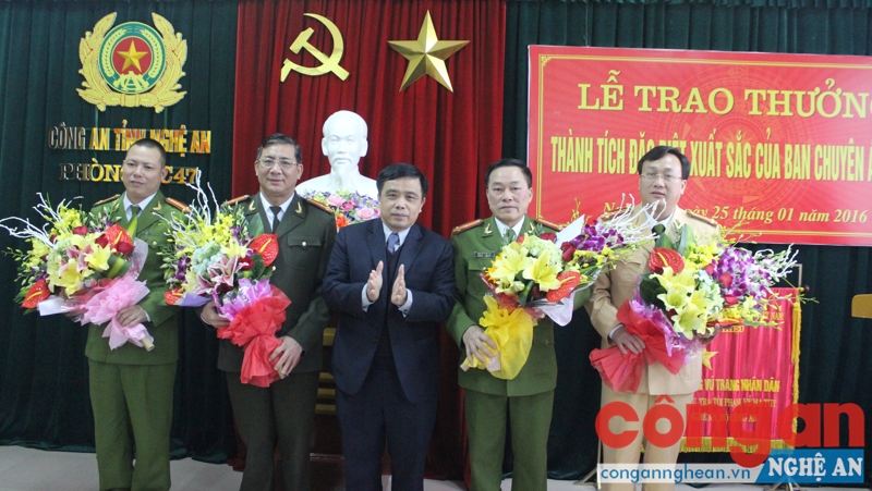 Thượng tá Nguyễn Cảnh Loan (thứ hai từ trái sang) cùng đại diện lãnh đạo các phòng nghiệp vụ được lãnh đạo UBND tỉnh khen thưởng