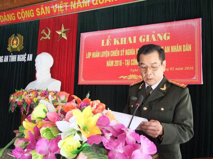 Đồng chí Đại tá Hồ Văn Tăng, Giám đốc Trung tâm huấn luyện và bồi dưỡng nghiệp vụ Công an tỉnh Nghệ An phát biểu khai mạc