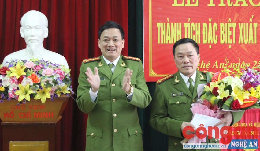 Đồng chí Đại tá Nguyễn Mạnh Hùng, Phó Giám đốc Công an tỉnh trao thưởng cho đại diện Ban Chuyên án 588C