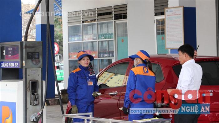 Người dân Nghệ An đang phải mua xăng, dầu                với giá cao hơn so với một số địa phương khác