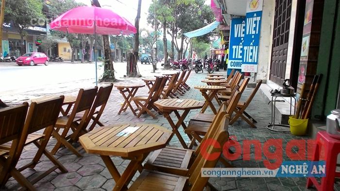 Vỉa hè đường Nguyễn Văn Cừ, TP Vinh biến thành “sân bãi” kinh doanh dịch vụ