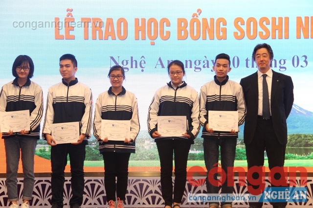Đại diện Tập đoàn SOSHI trao học bổng cho học sinh trên địa bàn Nghệ An