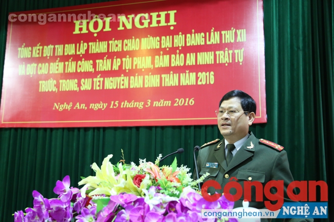 Đồng chí Đại tá Nguyễn Hữu Cầu - Giám đốc Công an Tỉnh phát biểu tại hội nghị 