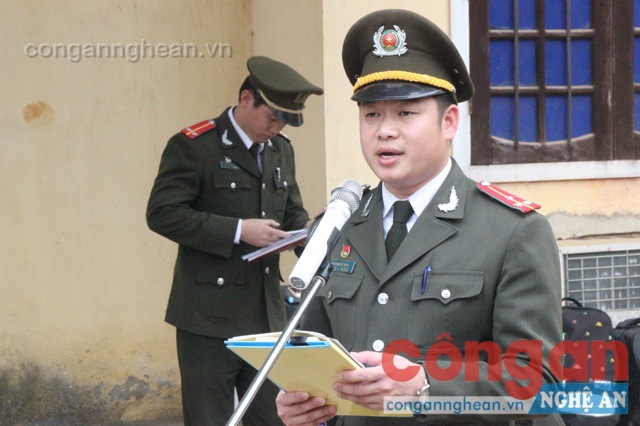 Đồng chí Thượng úy Hoàng Lê Anh - Bí thư Đoàn thanh niên Công an tỉnh lên phát biểu tại buổi khai mạc
