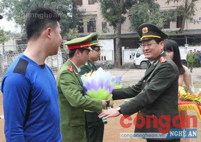 Đồng chí Đại tá Nguyễn Hữu Cầu, Ủy viên BTV Tỉnh ủy, Bí thư Đảng ủy, Giám đốc Công an tỉnh lên tặng hoa và trao cờ lưu niệm cho các đội bóng tham dự