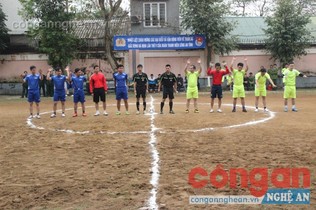 Sau buổi khai mạc là trận đấu mở màn giữ đội Phòng cảnh sát quản lý hành chính về trật tự xã hội và đội bóng khách mời Bộ chỉ huy Bộ đội Biên phòng Nghệ An
