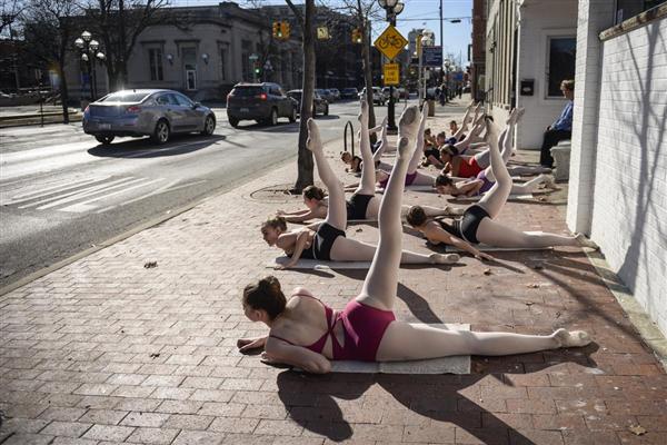 Các sinh viên của trường múa ba-lê CAS Ballet Theatre School tập duỗi bên vệ đường ở Ann Arbor, Michigan, 20/02/2016.