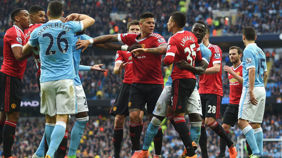 Trận derby thành Manchester diễn ra căng thẳng và kịch tính
