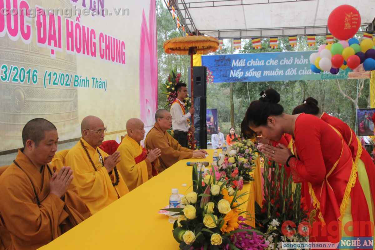 Dâng hoa trước các đại đức của Giáo hội Phật giáo Việt Nam và Giáo hội Phật giáo tỉnh Nghệ An quang lâm chứng minh buổi lễ