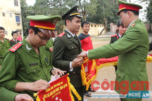 Đại tá Nguyễn Mạnh Hùng, Phó Giám đốc Công an tỉnh lên trao giải nhất, nhì, ba cho các đội bóng