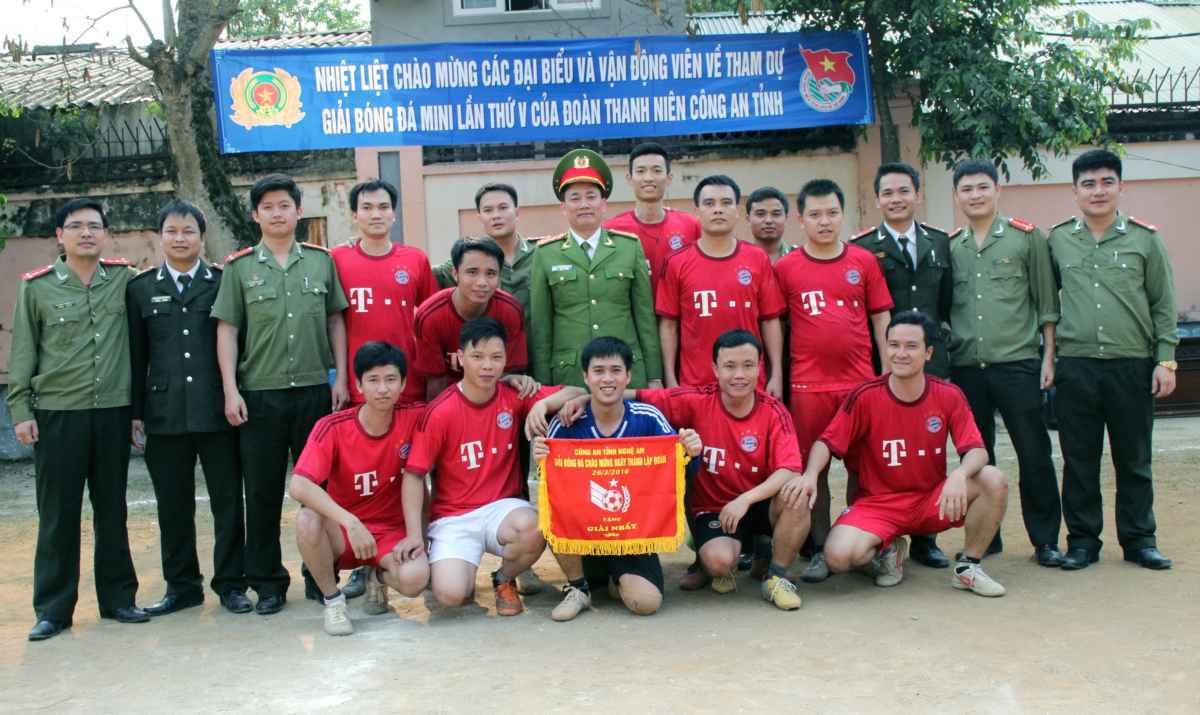 Đồng chí Đại tá Nguyễn Mạnh Hùng, Phó Giám đốc Công an Nghệ An chụp ảnh lưu niệm với đội vô địch - Liên quân Xây dựng lực lượng 