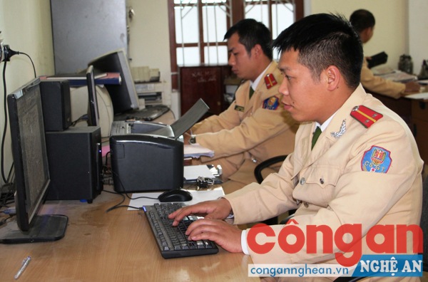 CSGT Công an huyện Quỳ Châu hoàn thiện hồ sơ xử lý vi phạm