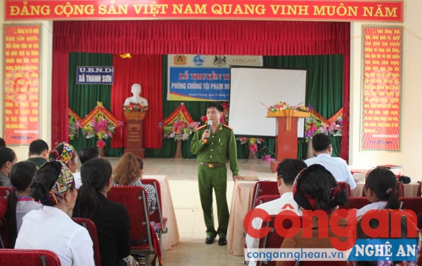 Phòng Cảnh sát hình sự Công an tỉnh hướng dẫn các biện pháp đấu tranh với tội phạm mua bán người cho đông đảo chị em phụ nữ xã Thanh Sơn, huyện Thanh Chương