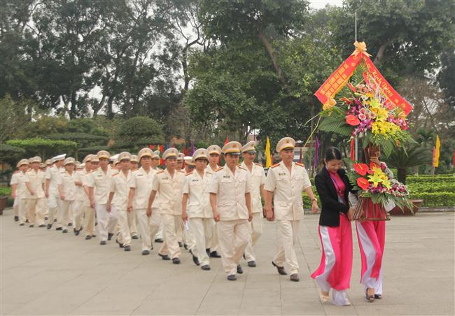 Phòng Cảnh sát hình sự Công an Nghệ An tổ chức dâng hương, dâng hoa báo Công với Bác tại Khu di tích Kim Liên