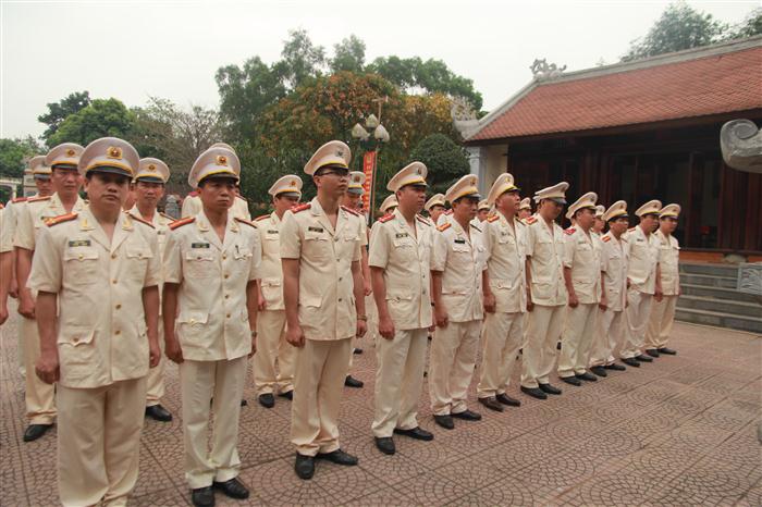 Phòng Cảnh sát hình sự Công an Nghệ An tổ chức dâng hương, dâng hoa tại nhà tưởng niệm Bộ trưởng Trần Quốc Hoàn, xã Nam Trung, Nam Đàn