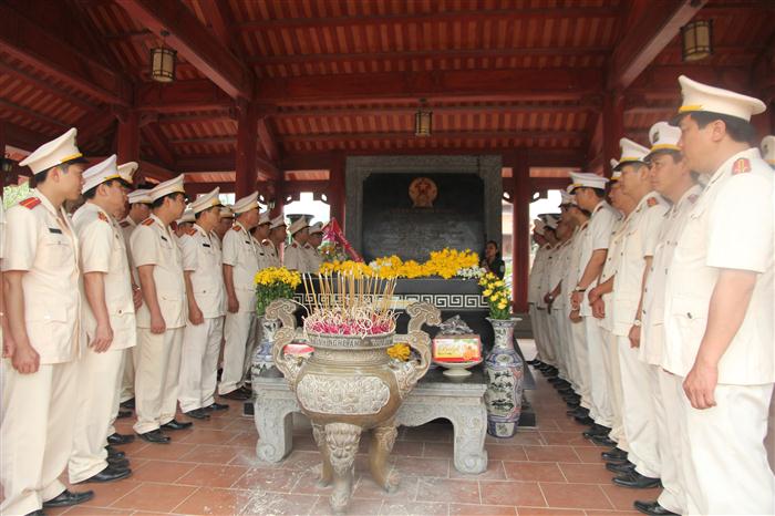 Phòng Cảnh sát hình sự Công an Nghệ An tổ chức dâng hương, dâng hoa tại Khu di tích lịch sử Truông Bồn, huyện Đô Lương.