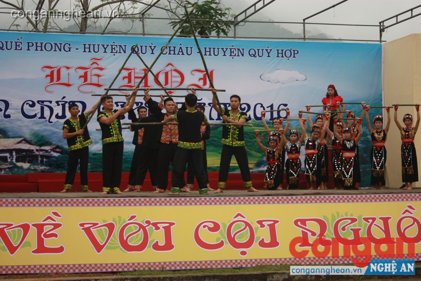 Các tiết mục văn nghệ đến từ các dân tộc Mông, Thái, Khơ mú chào mừng lễ hội