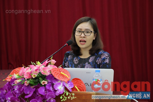 Giảng viên Nguyễn Thị Hồng Yến trình bày chuyên đề: Tổng quan hệ thống pháp luật của Nhà nước ta về quyền con người