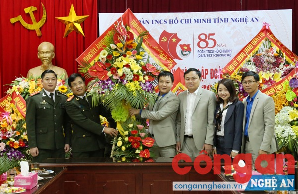 Tặng hoa chúc mừng Đoàn TNCS Hồ Chí Minh tỉnh Nghệ An