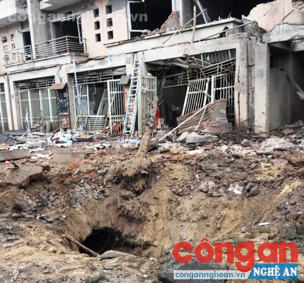 “Hố bom” xuất hiện sau vụ nổ do cưa phế liệu khiến 5 người thiệt mạng ở Hà Nội