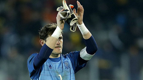 Trận hòa với Romania giúp Casillas sánh ngang với tiền vệ Vitalijs Astafjevs của Latvia về số lần khoác áo ĐTQG (cùng 166 lần)